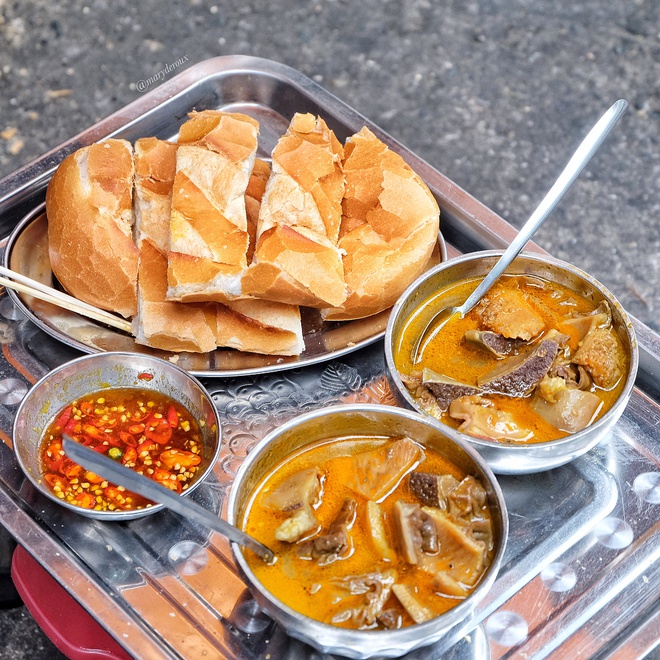 good restaurant in saigon, saigon cuisine, saigon delicacies, street food, 5 famous street foods “unbearably delicious” of saigon