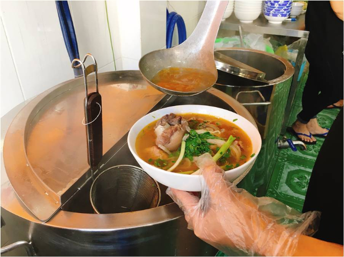 bun bo hue, delicious restaurant in binh thanh district, good restaurant in saigon, saigon cuisine, saigon delicacies, saigon tourism, pin now 3 best hue beef noodle shops in binh thanh district, saigon