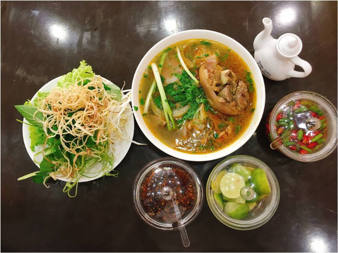 bun bo hue, delicious restaurant in binh thanh district, good restaurant in saigon, saigon cuisine, saigon delicacies, saigon tourism, pin now 3 best hue beef noodle shops in binh thanh district, saigon
