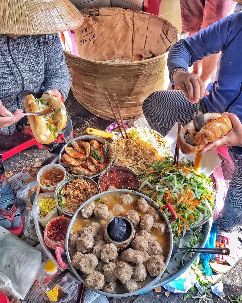 good restaurant in saigon, saigon bread, saigon cuisine, saigon delicacies, saigon rainy season, what is so special about saigon bread that makes many people miss?