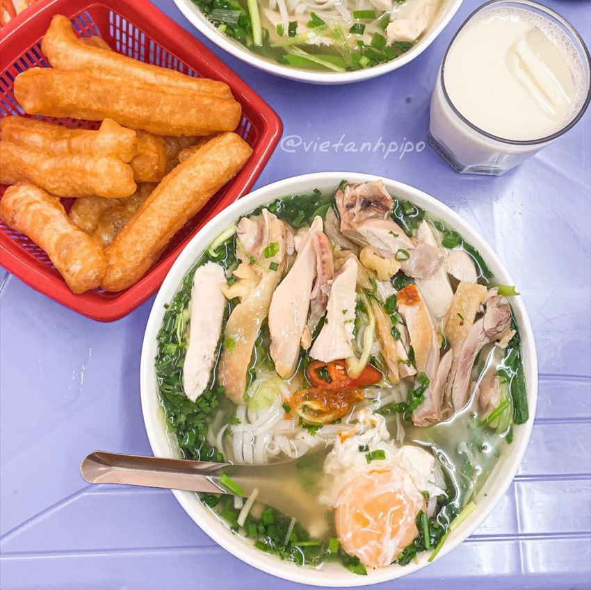 Where to eat chicken pho in Hanoi?  Here are 3 famous chicken noodle soup shops for you