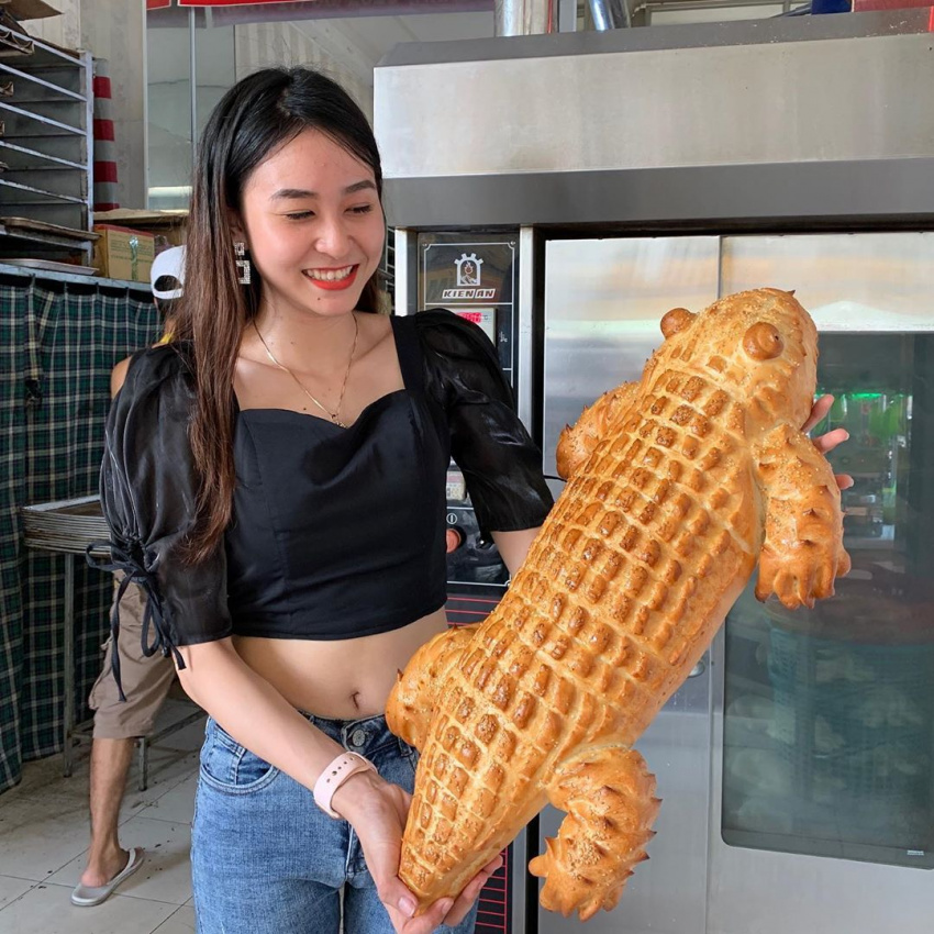 an giang tourism, crocodile bread, saigon bread, street food, streets cuisine, types of vietnamese bread, western specialties, western travel, unique crocodile bread in an giang makes the online community feverish