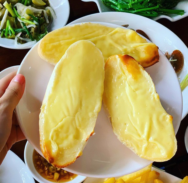 cheese bread, quang ninh tourism, vietnam tourism, vietnamese specialties, cheese bread, from a side dish in a restaurant to a ‘must try’ dish in ha long