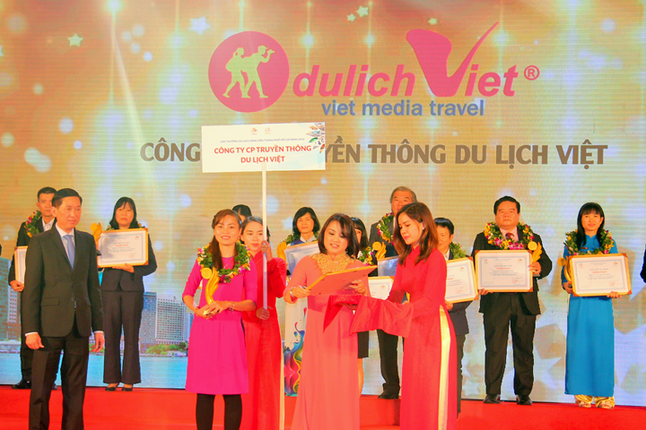 Du Lịch Việt đón nhận Giải thưởng Du Lịch TP.HCM