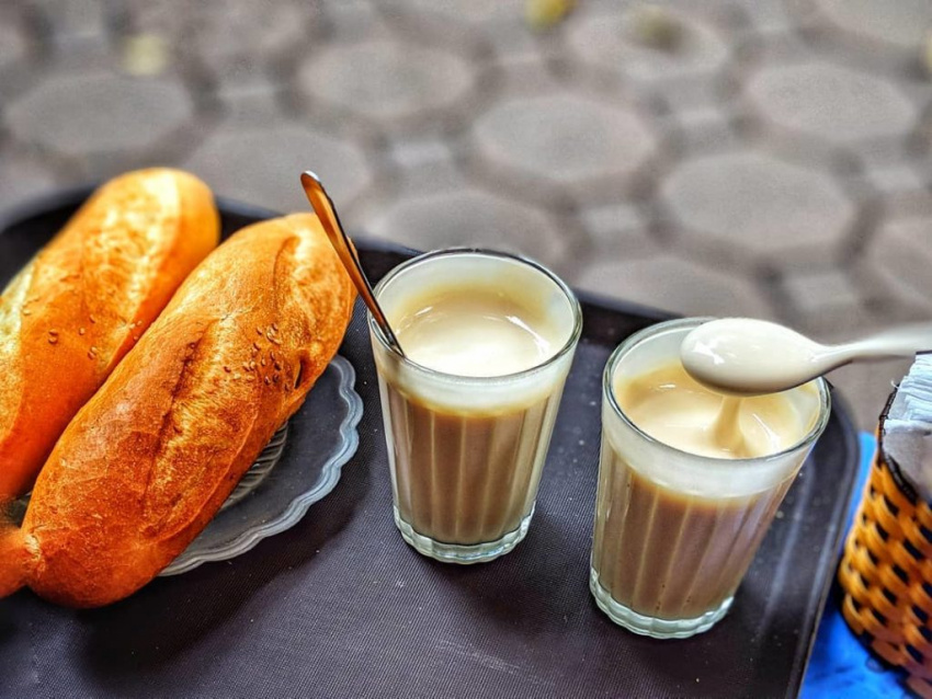 Egg ice cream dipped in bread, a very popular “childhood package” dish in Hanoi