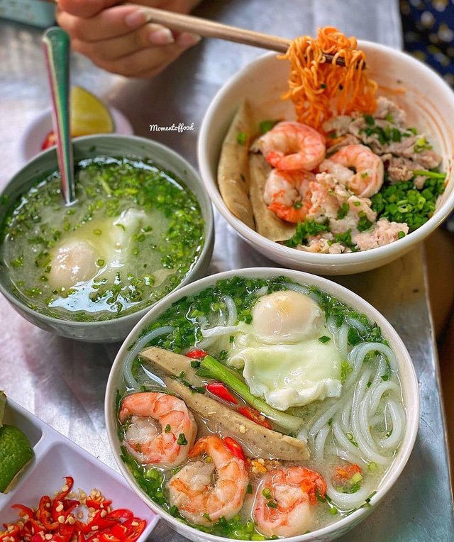 delicious hot pot restaurant in saigon, good restaurant in saigon, noodles mixed with salt and chili, saigon cuisine, saigon delicacies, saigon tourism, salt and chili noodle shop more than 40 years old, always crowded with customers in saigon