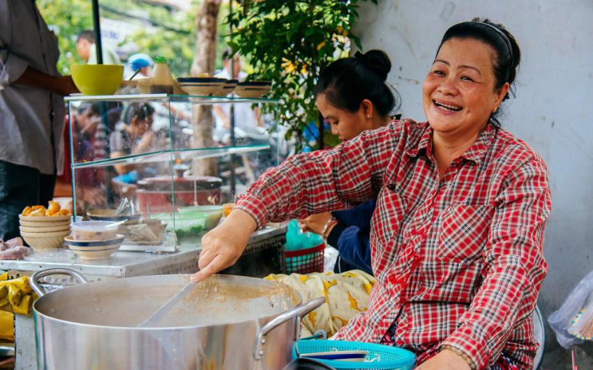 What’s in a bowl of porridge of 5,000, only selling for 3 hours a day in District 4, Saigon?