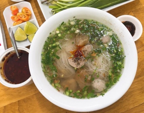 10 quán ăn nổi tiếng của nghệ sĩ Việt Nam thu hút khách nhất