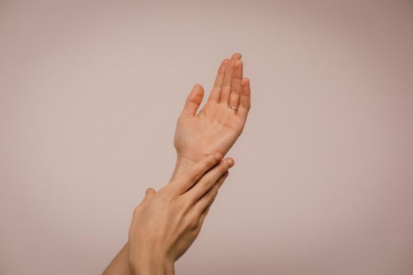 10 Mẹo chăm sóc da tay khô tại nhà
