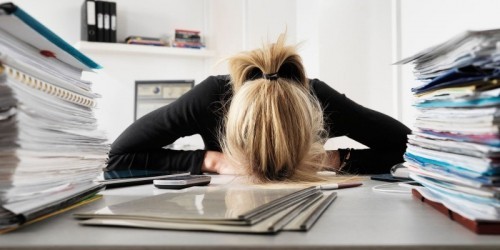 6 tác hại của ngồi sai tư thế khi làm việc - ngồi cong lưng