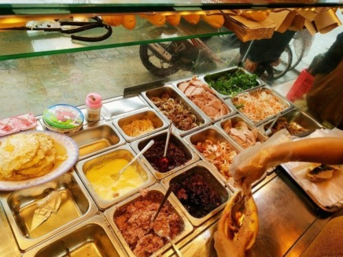 5 địa chỉ ăn bánh mì ngon và đông khách nhất ở huế