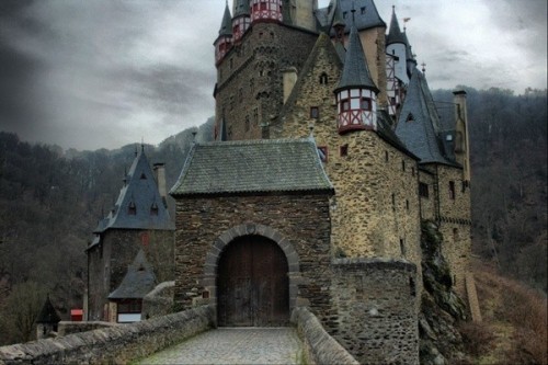 10 lâu đài ma quái đáng sợ nhất trên thế giới
