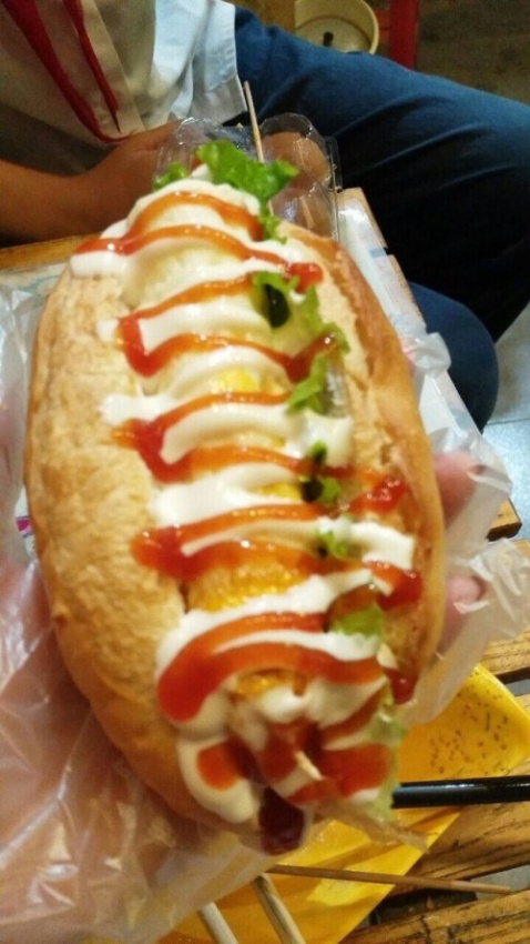 7 địa chỉ ăn hotdog ngon nhất Hà Nội