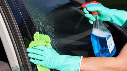 7 Cách pha nước rửa kính xe ô tô đơn giản nhất