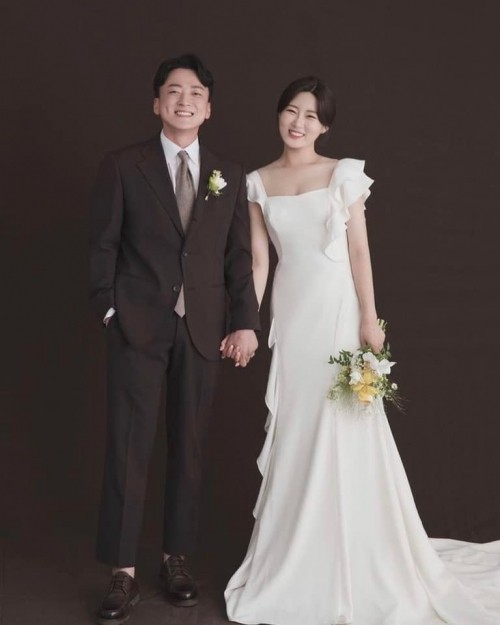 Son Ye Jin diện váy cưới xinh đẹp lấn át cả mẫu gốc