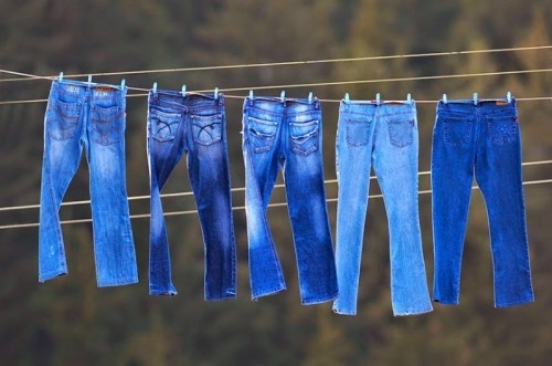 10 mẹo hay để giặt quần jean không bị ra màu cực hiệu quả