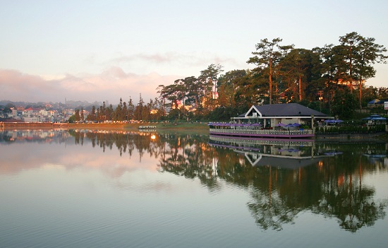 Thưởng ngoạn 5 hồ nước đẹp và thơ mộng ở Đà Lạt