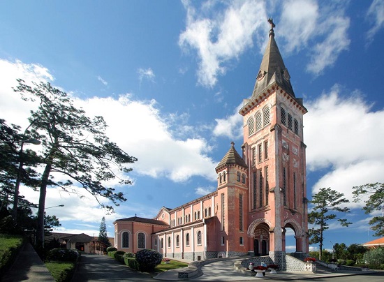 Những nhà thờ ở Đà Lạt thu hút du khách ghé thăm