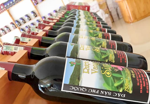 rượu sim phú quốc – thứ đặc sản ấn tượng trên đảo ngọc