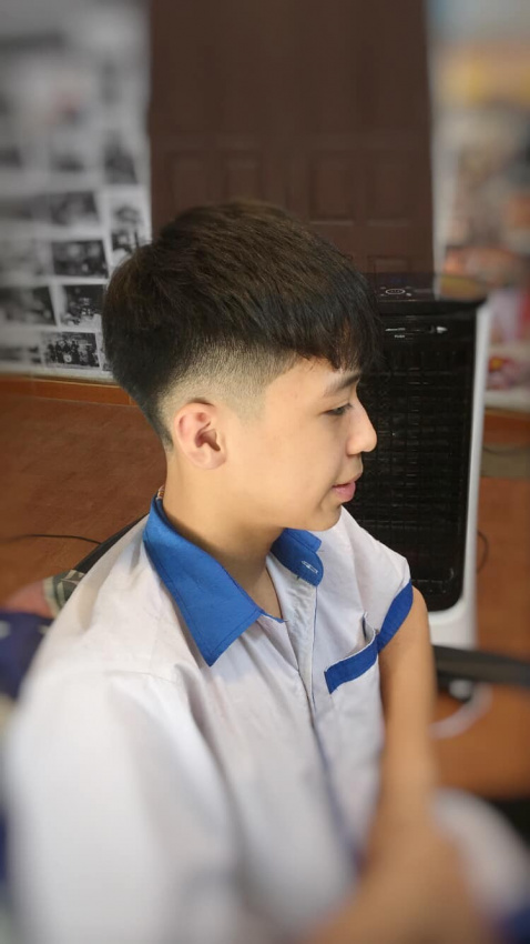 Với phong cách cắt tóc nam hiện đại và chuyên nghiệp, bạn sẽ tự tin hơn sau khi ghé thăm salon tại Ninh Bình. Hãy xem hình ảnh để khám phá những kiểu tóc ấn tượng nhất của chúng tôi.