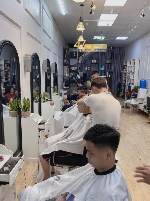 Với dịch vụ cắt tóc nam tại Ninh Bình chuyên nghiệp, chúng tôi cam đoan mang đến cho bạn một phong cách mới lạ và đẹp mắt. Nhân viên của chúng tôi sẽ giúp bạn lựa chọn kiểu tóc phù hợp nhất, để bạn tự tin hơn trong mọi hoàn cảnh.