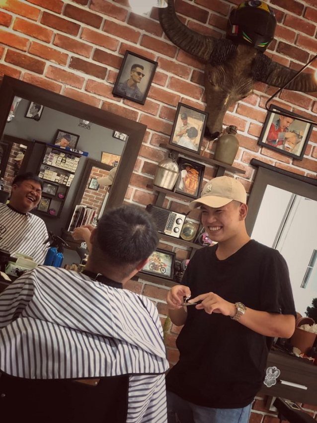 Đến với salon của chúng tôi để cảm nhận sự thay đổi của bản thân với một kiểu tóc nam mới tại Nha Trang. Với đội ngũ thợ cắt tóc chuyên nghiệp và sự tận tâm của chúng tôi, chắc chắn bạn sẽ không hối hận về sự lựa chọn của mình. Hãy để chúng tôi thay đổi phong cách của bạn ngay hôm nay.