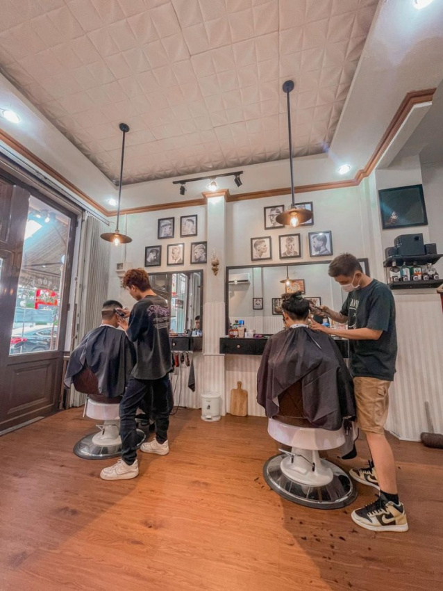 Bạn đang tìm kiếm một tiệm cắt tóc nam đáng tin cậy tại Cần Thơ? Không cần tìm kiếm nữa, nơi đó chính là tiệm cắt tóc nam nổi tiếng tại địa phương. Với những kiểu tóc phù hợp với mọi lứa tuổi và phong cách, thợ làm tóc tài năng sẽ đưa bạn đến với một trải nghiệm độc đáo và đẳng cấp.