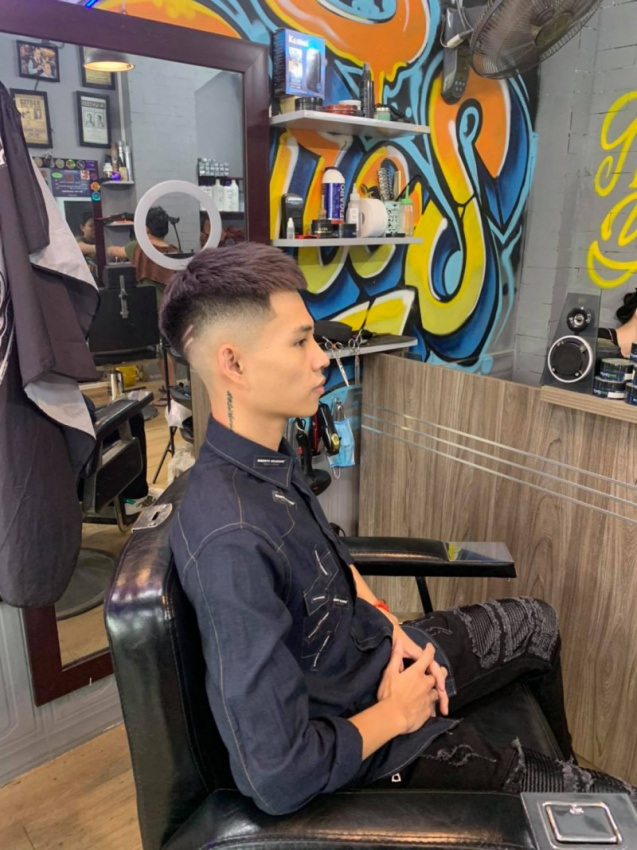 Nếu bạn đang sinh sống tại quận Hoàng Mai và muốn tìm kiếm một tiệm cắt tóc nam uy tín và chất lượng, hãy ghé thăm tiệm cắt tóc nam tại khu vực này. Bạn sẽ được trải nghiệm dịch vụ tuyệt vời và kiểu tóc mới lạ.