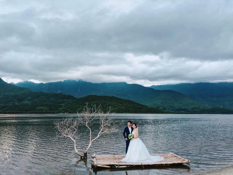 ALONGWALKER chụp ảnh cưới Yên Bái là đội ngũ chụp ảnh chuyên nghiệp với nhiều năm kinh nghiệm trong việc tạo ra những bức ảnh cưới đẹp nhất. Hãy để chúng tôi giúp bạn ghi lại những khoảnh khắc lãng mạn và đáng nhớ nhất của ngày cưới của mình tại Yên Bái.