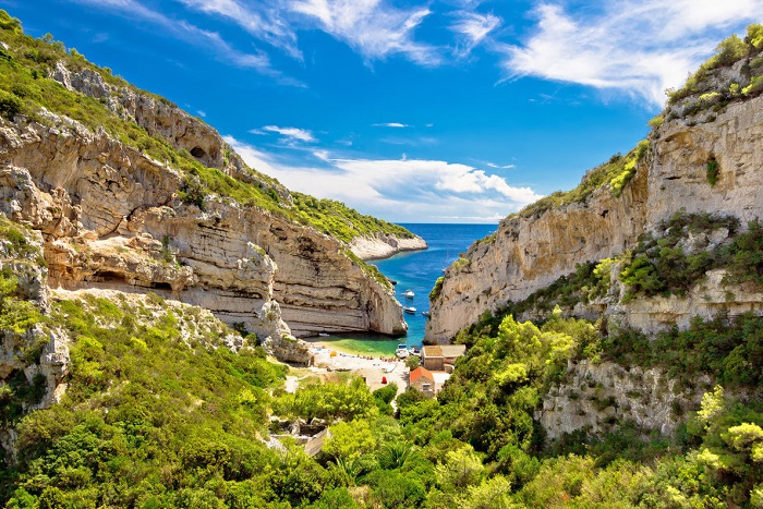 Ngạc nhiên trước vẻ đẹp của những bãi biển xanh nhất ở Châu Âu