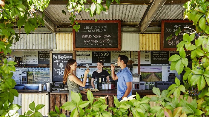 Nếm thử rượu vang và đặc sản địa phương tại thung lũng Swan nước Úc
