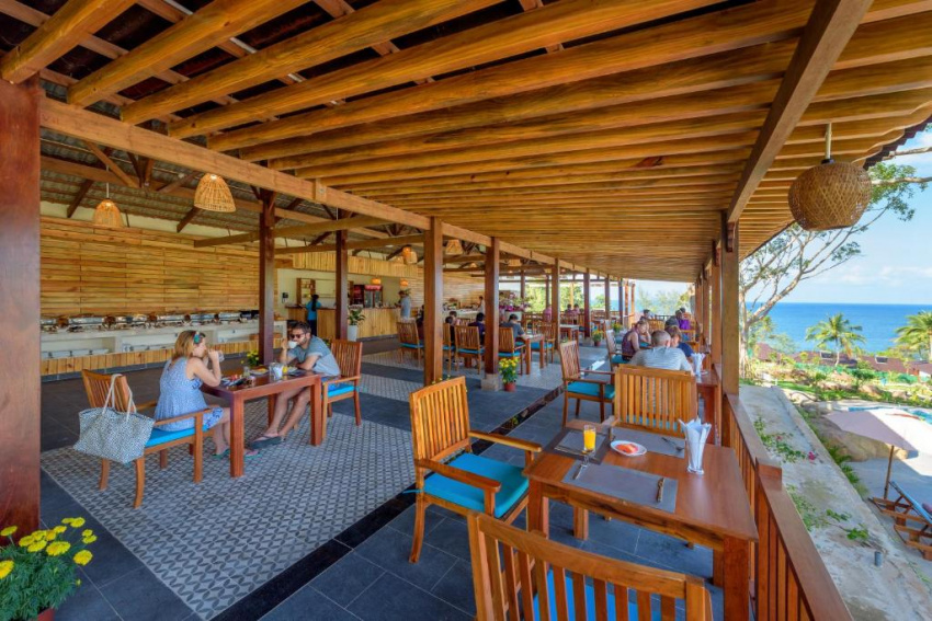 review camia resort & spa – khu nghỉ dưỡng xanh bên bờ biển