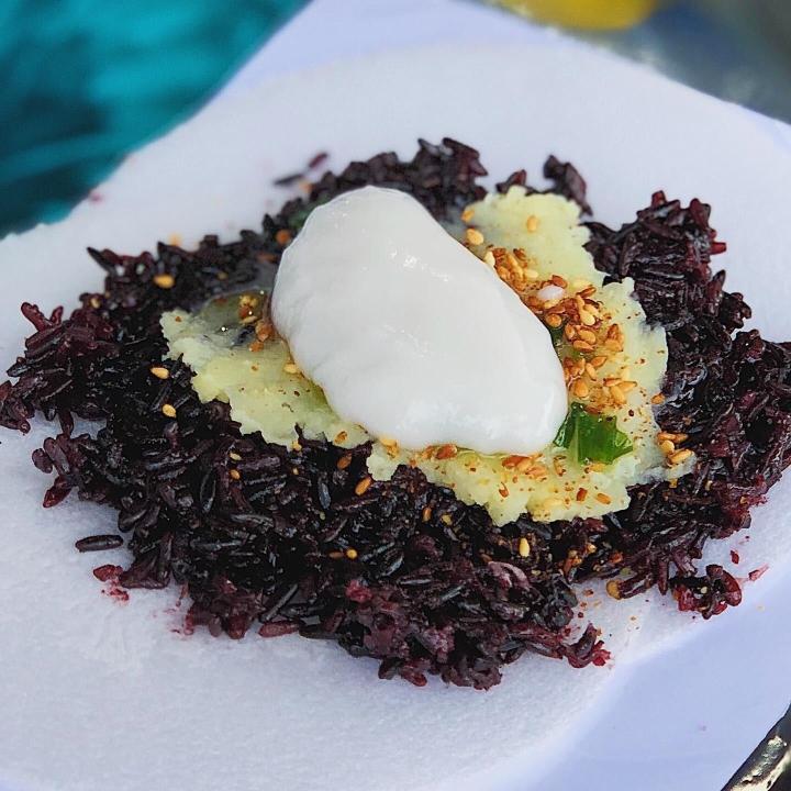 Xôi nếp than nước cốt dừa: Món ăn vặt ngọt ngào mà giá rất bình dân