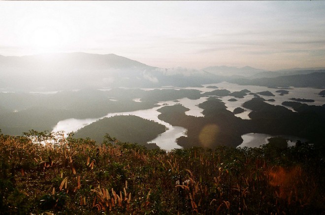Hồ thủy điện Đồng Nai được xem như Hạ Long trên cạn