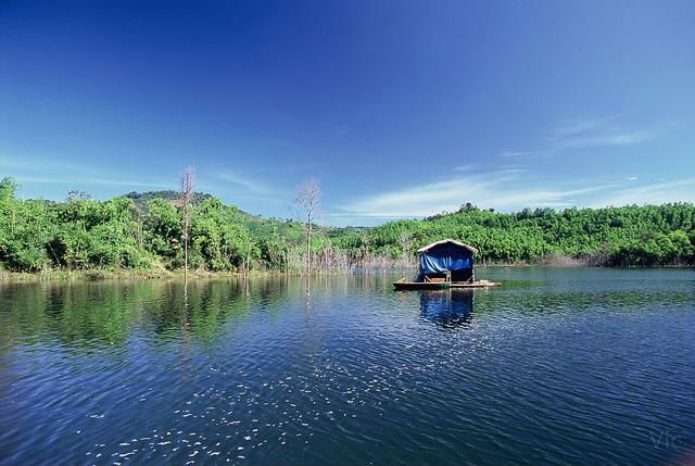 Hồ thủy điện Đồng Nai được xem như Hạ Long trên cạn