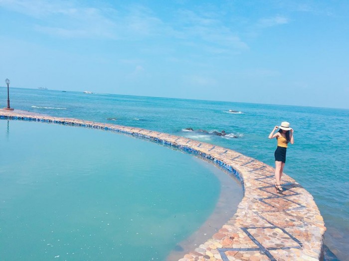 Sốt rần rần hồ bơi tràn sóng biển duy nhất tại Vũng Tàu