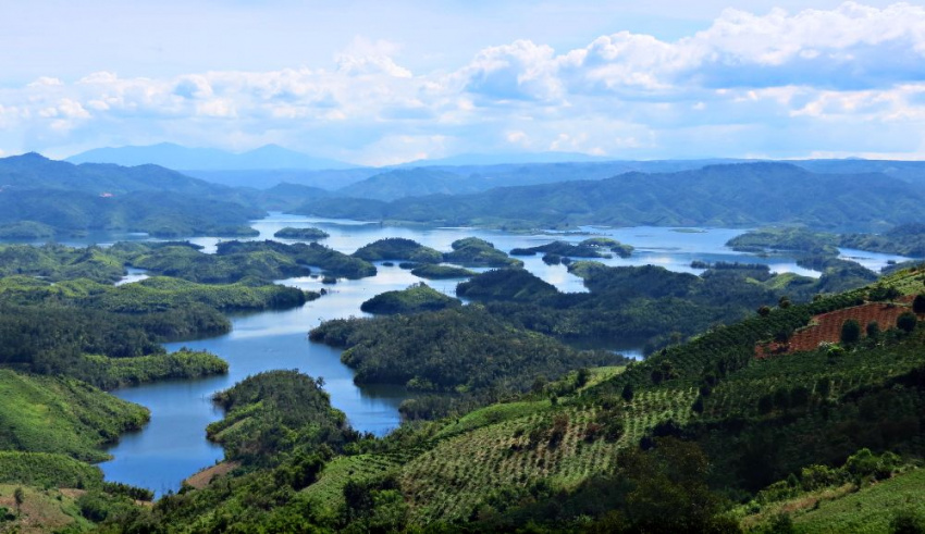 Hồ Tà Đùng xanh biếc giữa núi rừng Tây Nguyên