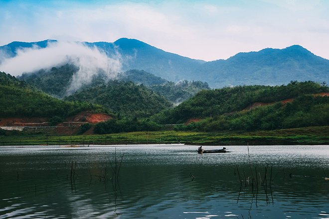Hồ Tà Đùng xanh biếc giữa núi rừng Tây Nguyên