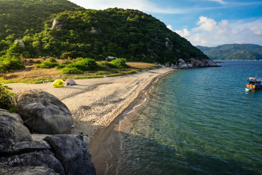 Khám phá vẻ đẹp đảo Hòn Lớn ở Khánh Hòa