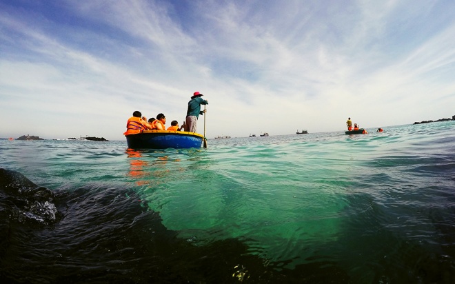 Đi thuyền thúng lặn ngắm san hô ở đảo Bé Lý Sơn