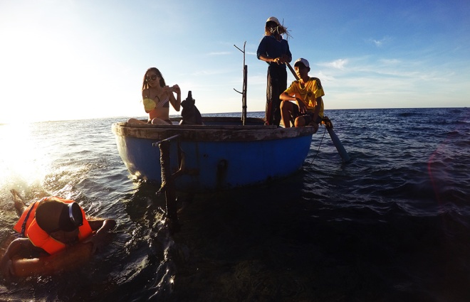 Đi thuyền thúng lặn ngắm san hô ở đảo Bé Lý Sơn