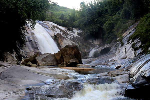 Khám phá thác 7 tầng địa danh còn hoang sơ ở Nghệ An