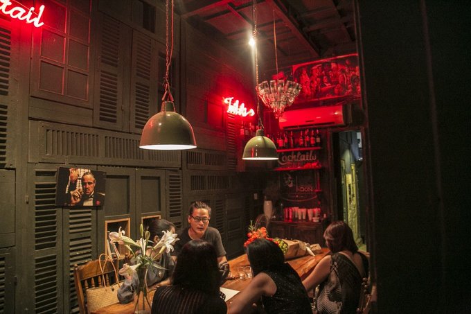 Những quán bar đông khách Tây tại Hà Nội