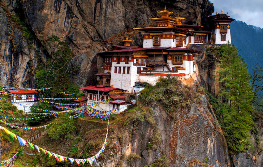 Vương quốc Bhutan bên triền núi Himalaya