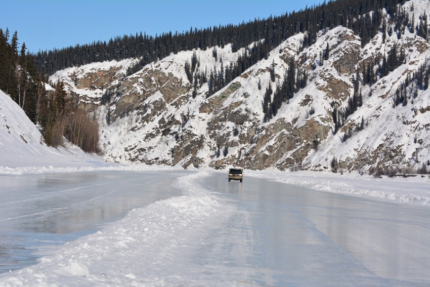 Kinh nghiệm rùng rợn lái xe qua dòng sông băng ở Nga