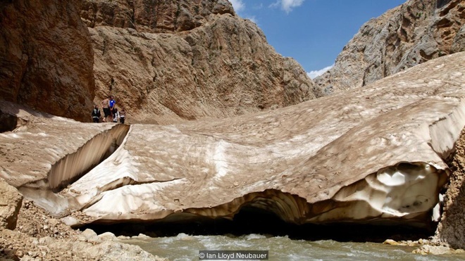Dòng sông băng ẩn mình giữa sa mạc Iran