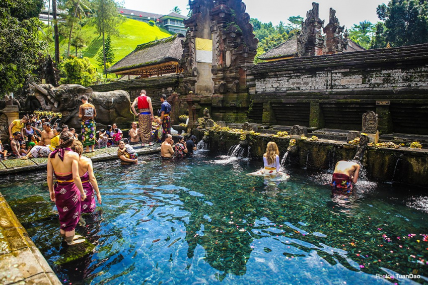 Tắm nước thánh linh thiêng ở đền trên đảo Bali
