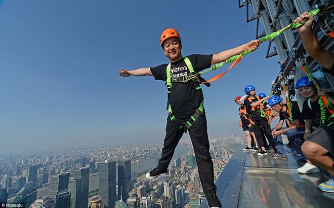 Thót tim với lối đi không lan can cao nhất thế giới ở Thượng Hải