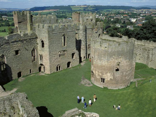 Những lâu đài bị bao phủ bởi chuyện ma ở Anh