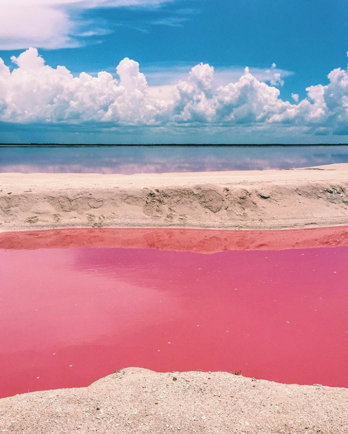 Hồ nước màu hồng tuyệt đẹp như bước ra từ cổ tích